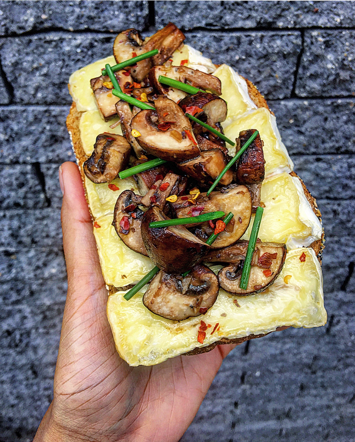 If you like to give this toast an extra kick, sprinkle some chili flakes!