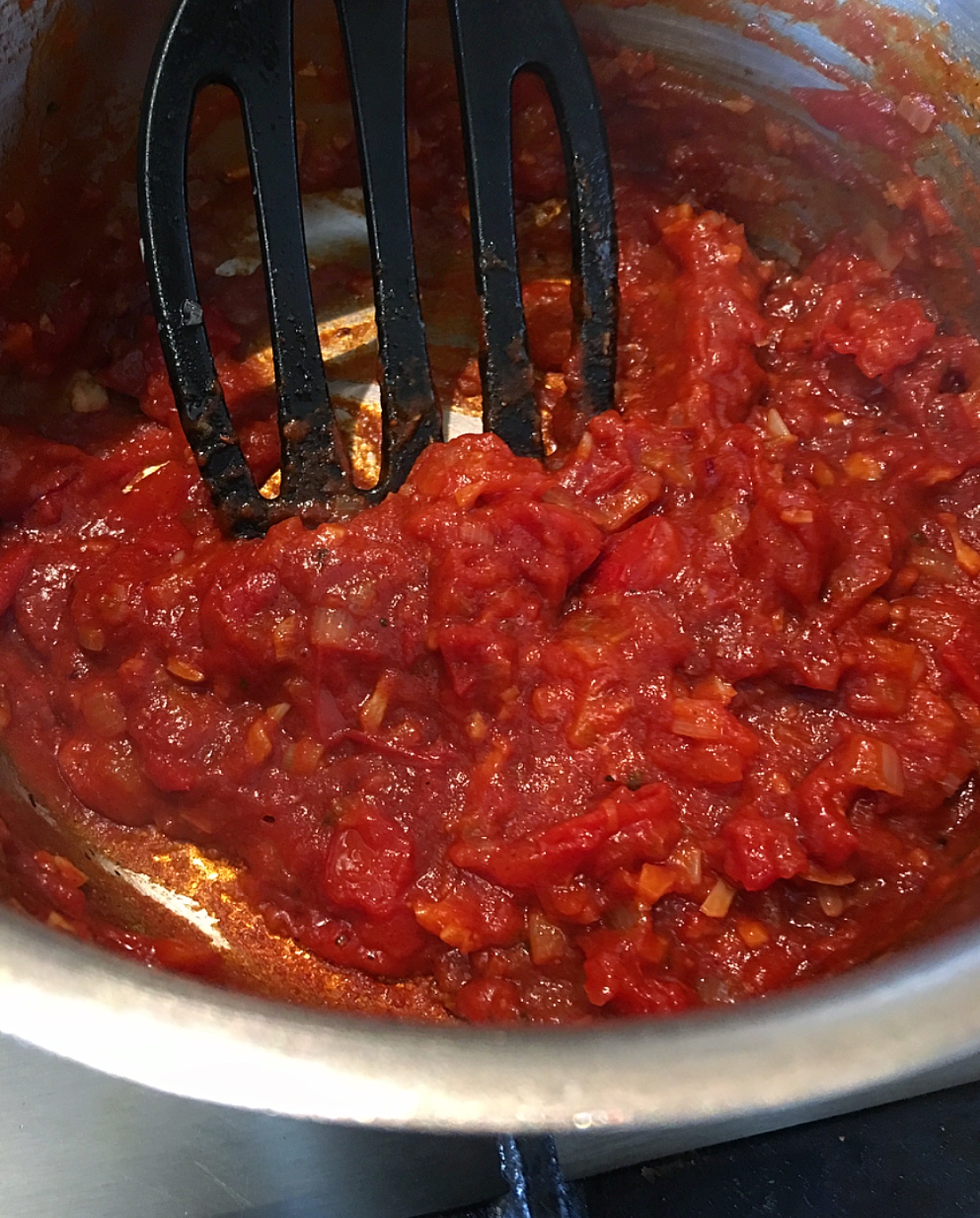 Cook the garlic, onions, tomatoes, paste and spices on medium heat until the oil seperates.