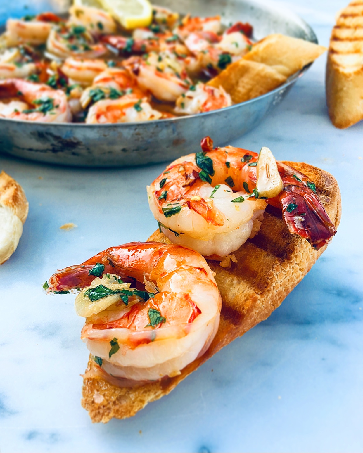Sizzling tender shrimp, infused with garlicky oil and crusty bread: my kinda heaven.