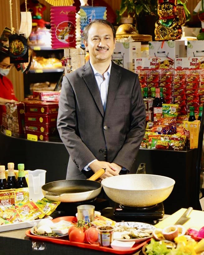 Mr. Muhamed Salim bin Mohd Ali, the Agriculture counsellor.