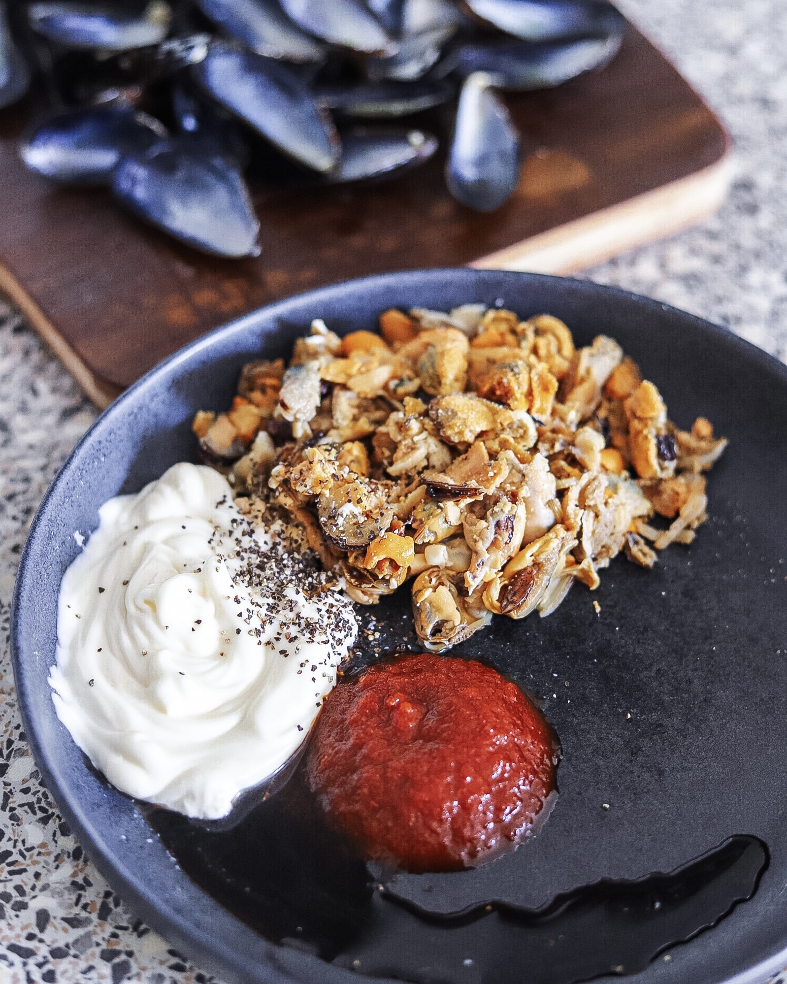 Mix the cold mussels with the ingredients for the sauce.